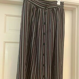 Large light weight  mid calf length gorgeous skirt with pockets!